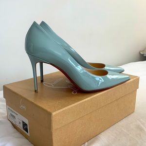 Authentic baby blue LOUBOUTIN PATENT DÉCOLLETÉ 554 85 in the color NUAGE